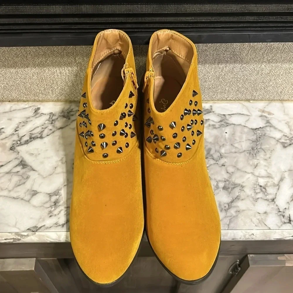 Qupid Priority 46 Women’s Mustard Velvet Spiked and Studded Ankle Boots 10 NIB - Picture 6 of 9